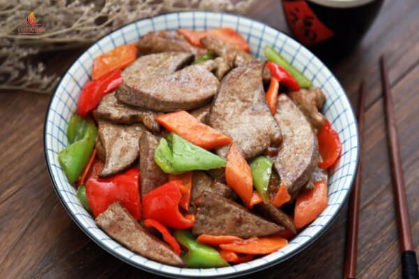 CÁCH LÀM GAN HEO XÀO ỚT CHUÔNG LẠ MIỆNG CHO BÉ