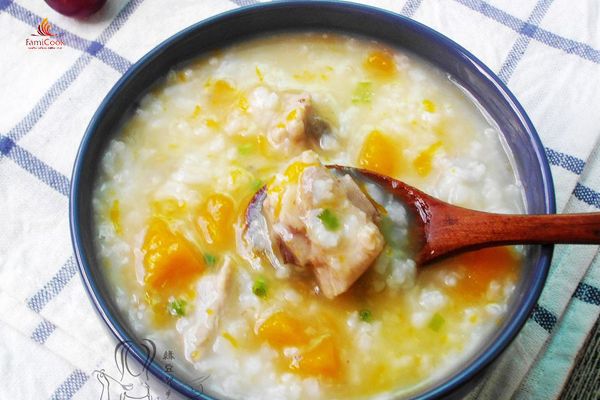 CHÁO SƯỜN BÍ ĐỎ CHO THỰC ĐƠN ĂN DẶM CỦA TRẺ