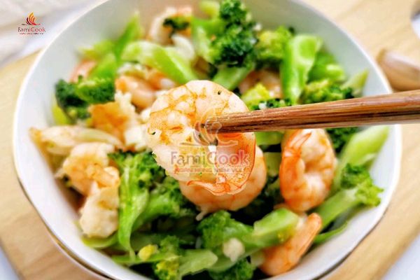 CÁCH LÀM TÔM XÀO BÔNG CẢI XANH CHO BỮA ĂN CỦA BÉ