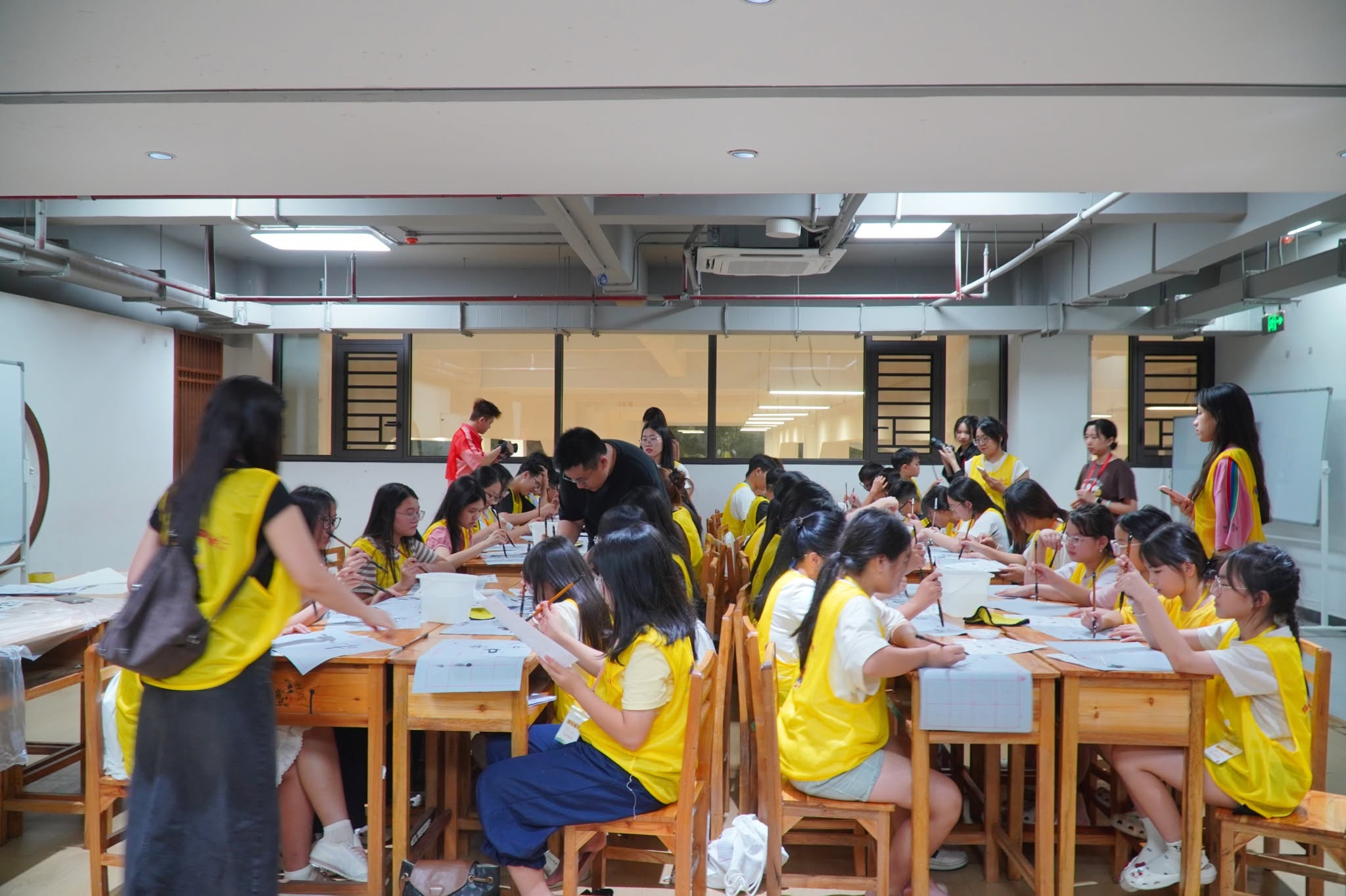 LỚP HỌC THƯ PHÁP TẠI QUỲNH LÂM: CẢM NHẬN VĂN HÓA TRUNG HOA QUA TỪNG NÉT BÚT